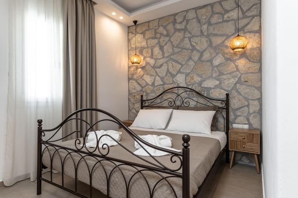 Penelope Apartments D