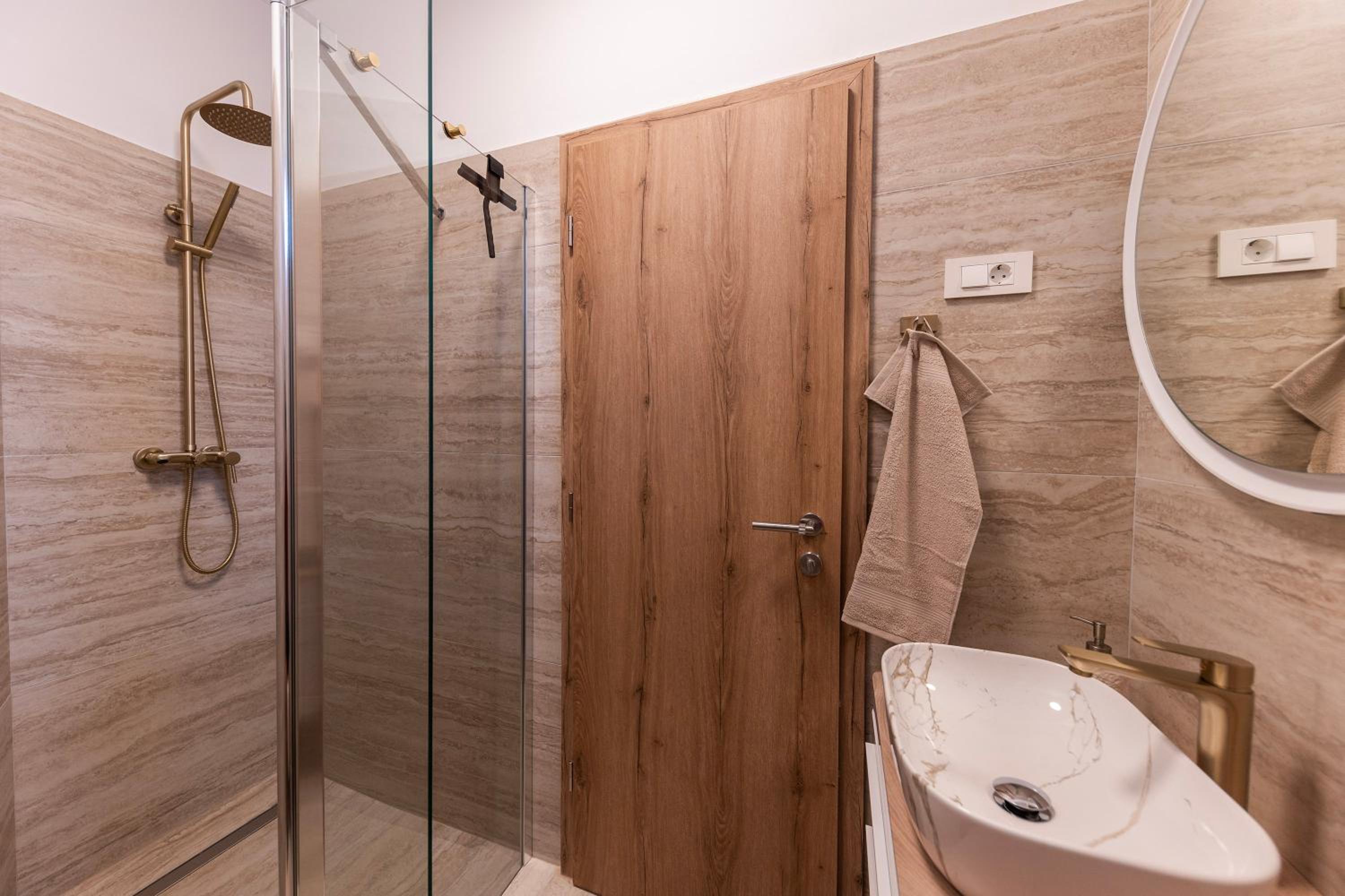 Find Your Haven in Morena Celeste Seaside Puntamika Apartments! view 5