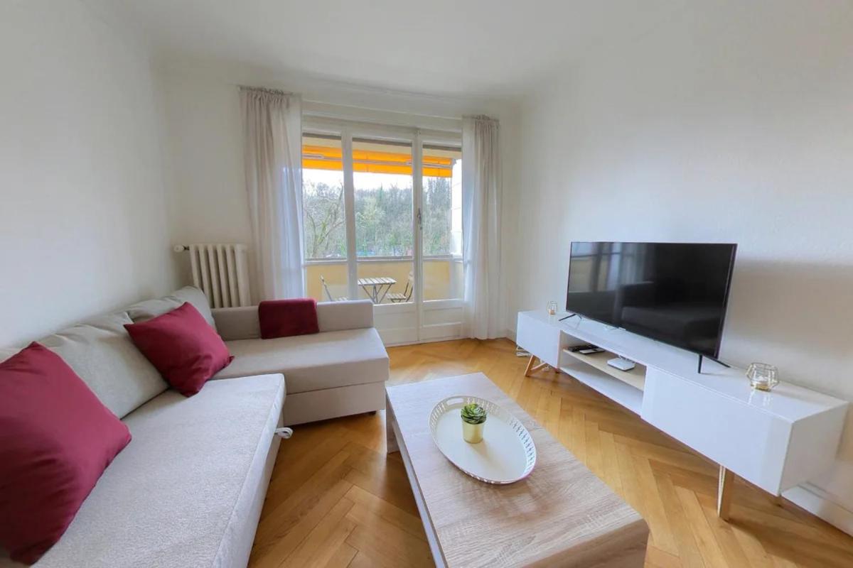 Unwind & Explore, Central Apartments in Jonction's Art Scene! QA8