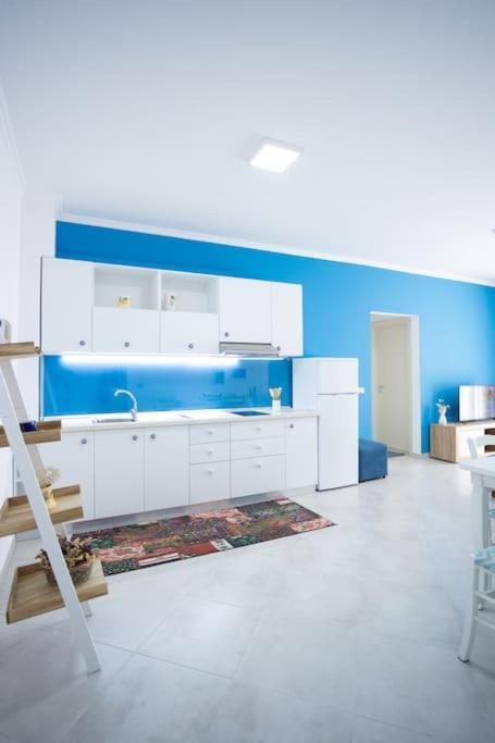 Central Seaview Apartment by PikHost