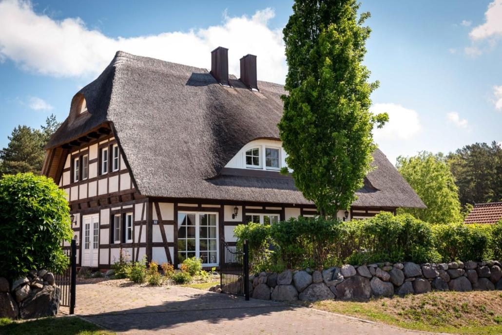 Reethus-am-Hafen Reetdachhaus Westbrise mit Garten und Blick aufs Wasser