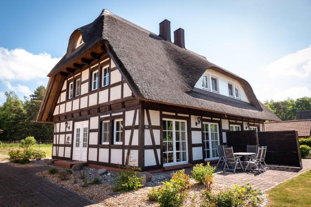 Reethus-am-Hafen Reetdachhaus Westbrise mit Garten und Blick aufs Wasser
