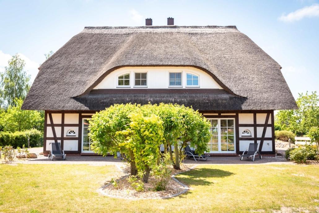 Reethus-am-Hafen Reetdachhaus Westbrise mit Garten und Blick aufs Wasser
