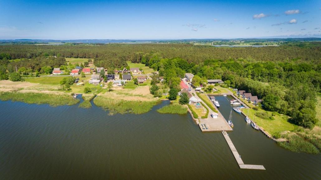 Reethus-am-Hafen Reetdachhaus Westbrise mit Garten und Blick aufs Wasser