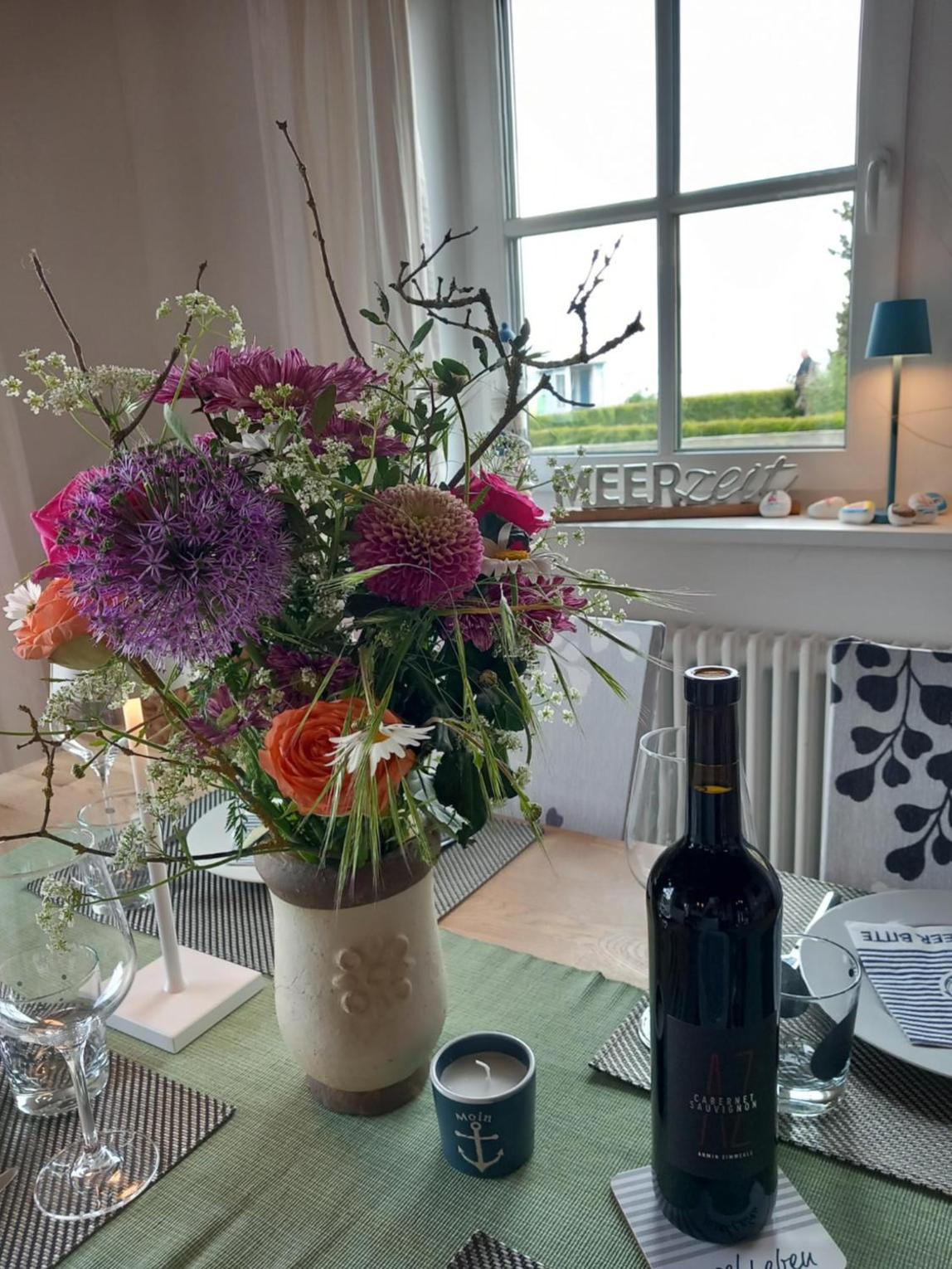 Reethus-am-Hafen Reetdachhaus Westbrise mit Garten und Blick aufs Wasser