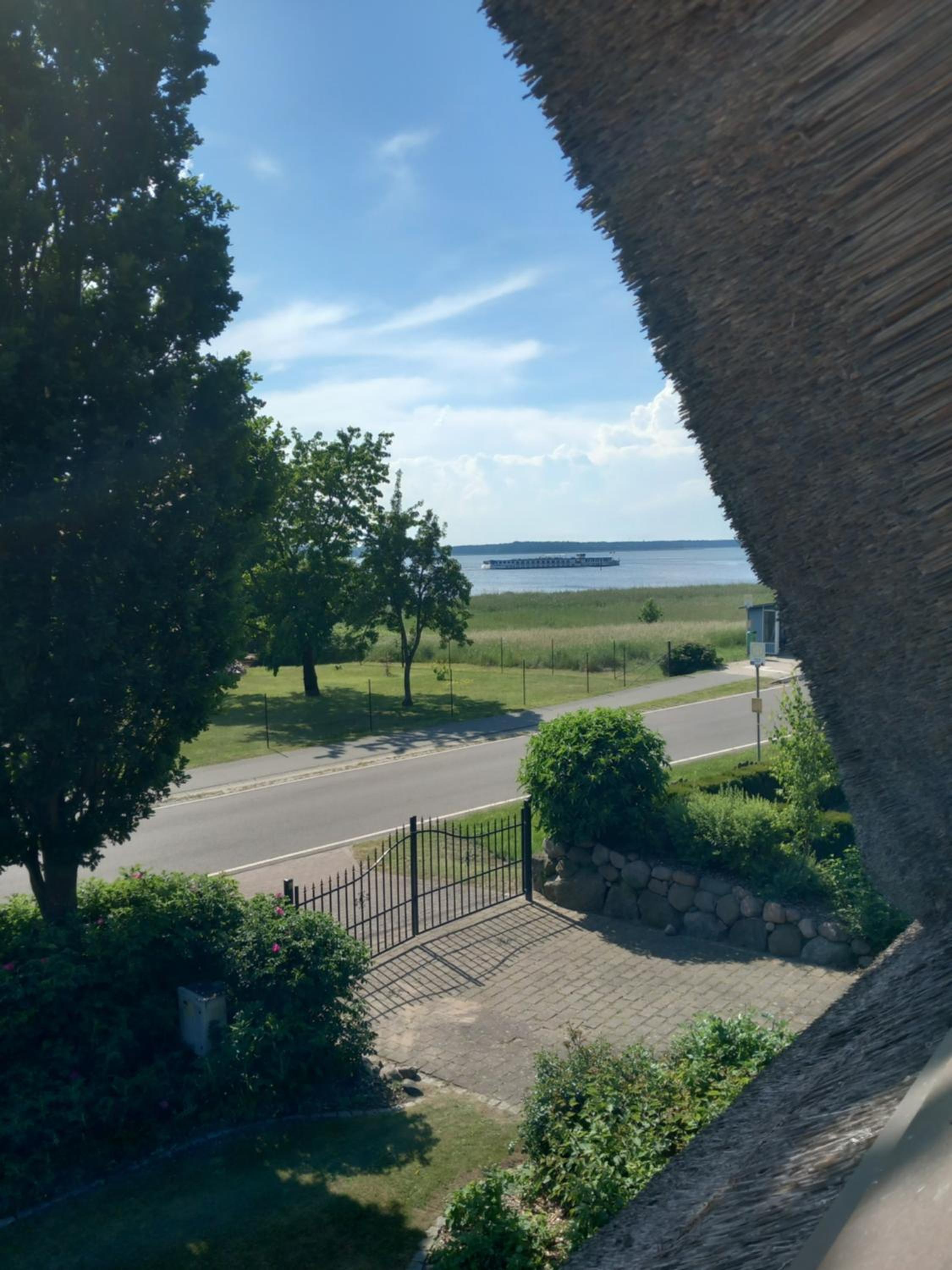 Reethus-am-Hafen Reetdachhaus Westbrise mit Garten und Blick aufs Wasser