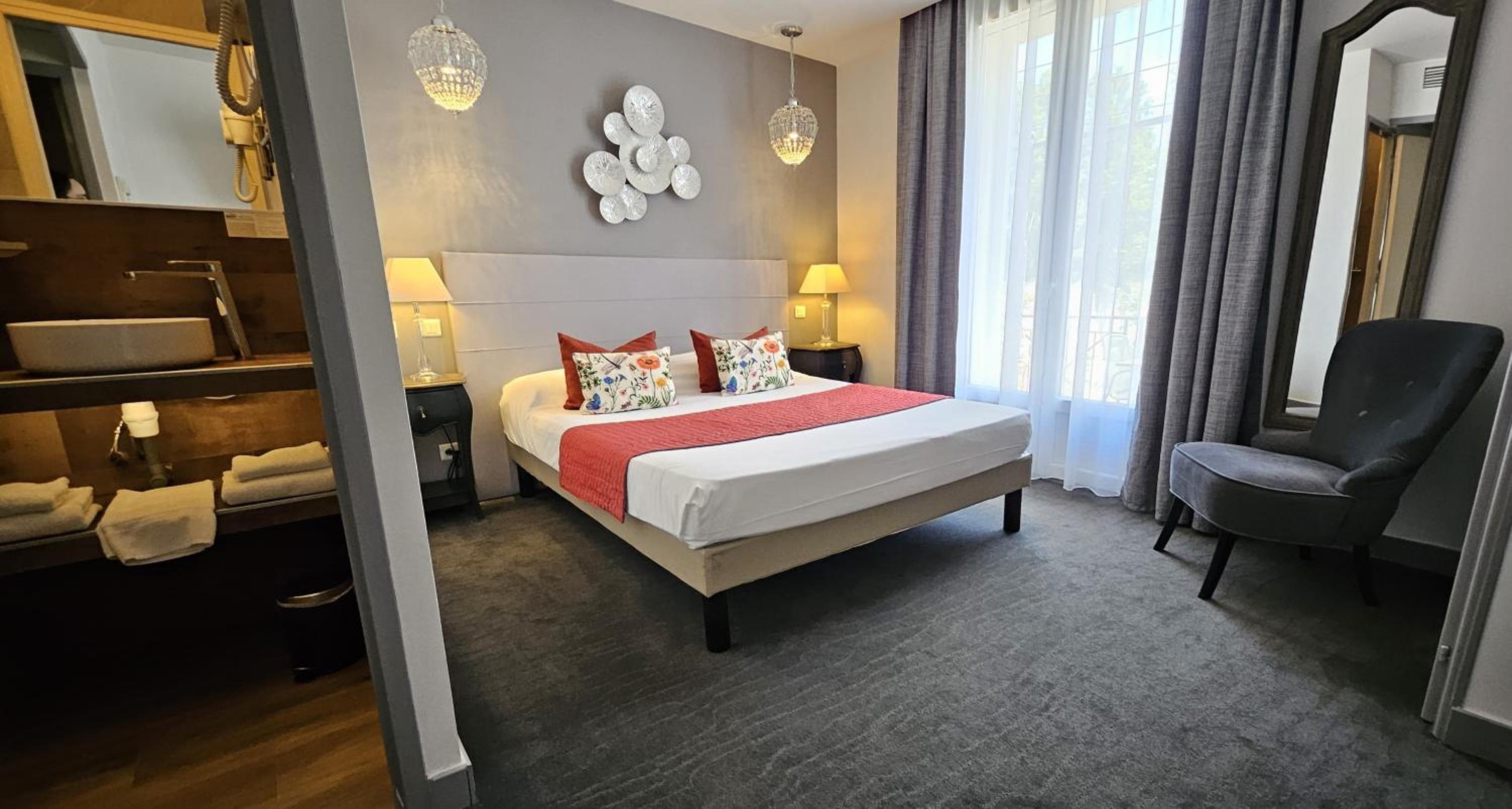 Arles Vacations - Brit Hotel Acacias - Property Image 1