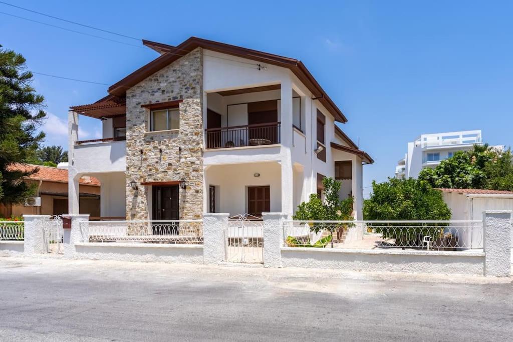 Aura 2-Bedroom Apartment in Larnaca