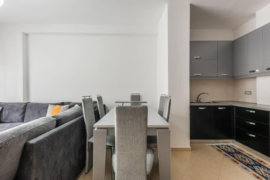 Comfort Beach Apartment by PikHost