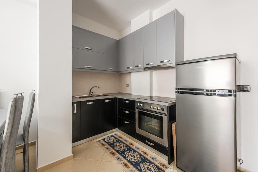 Comfort Beach Apartment by PikHost
