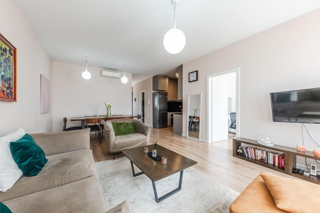 2-BR Apartment close to Radio Shkodra Roger That by Pik Host