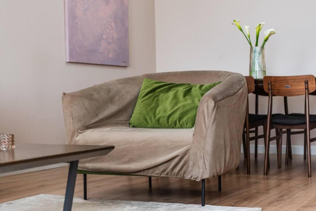 2-BR Apartment close to Radio Shkodra Roger That by Pik Host
