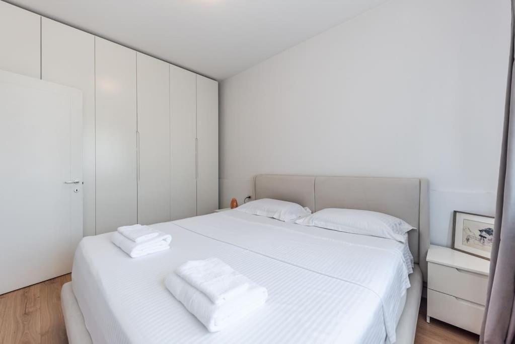2-BR Apartment close to Radio Shkodra Roger That by Pik Host