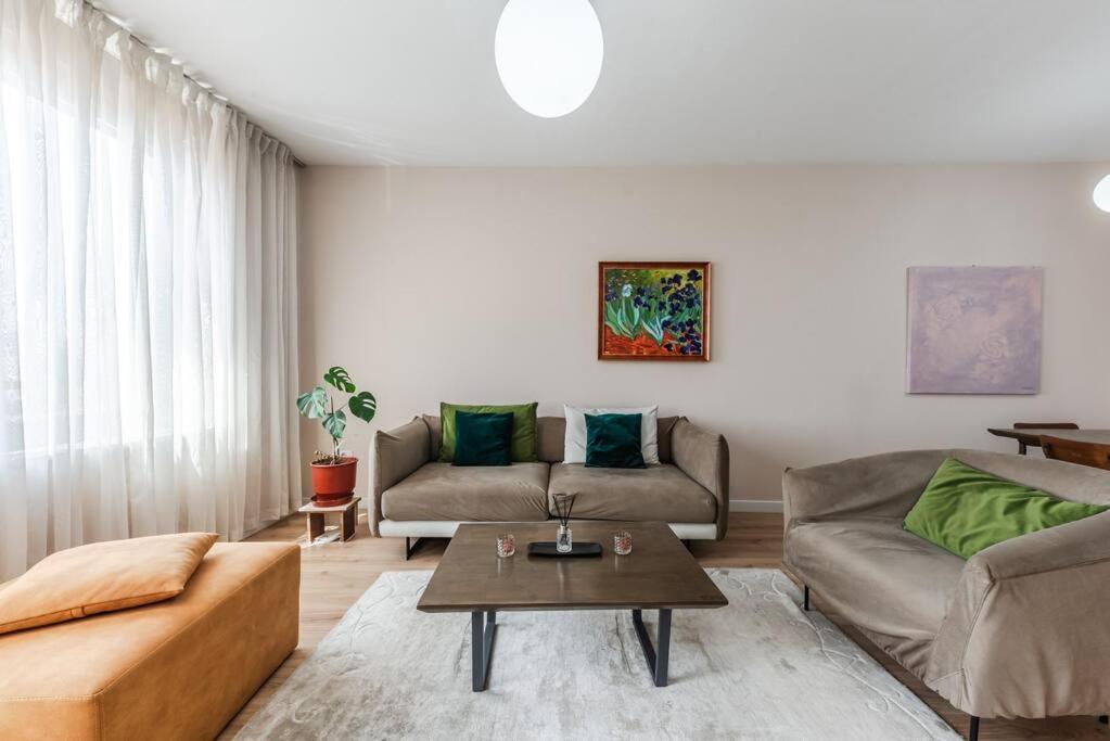2-BR Apartment close to Radio Shkodra Roger That by Pik Host