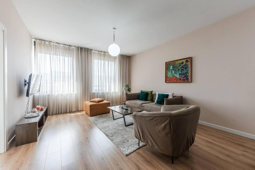 2-BR Apartment close to Radio Shkodra Roger That by Pik Host