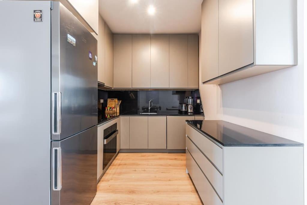 2-BR Apartment close to Radio Shkodra Roger That by Pik Host
