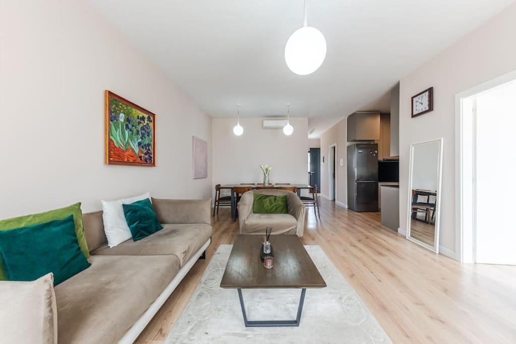 2-BR Apartment close to Radio Shkodra Roger That by Pik Host