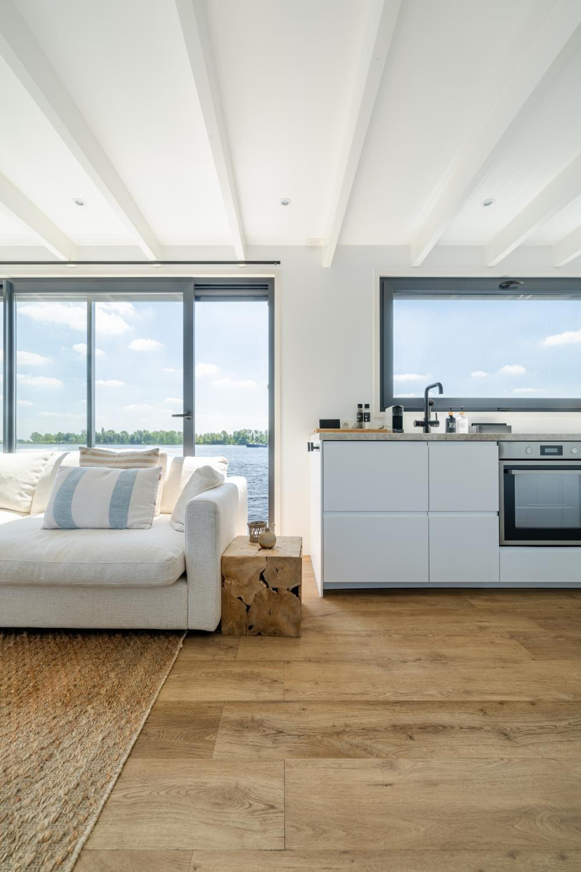 Surla houseboat 