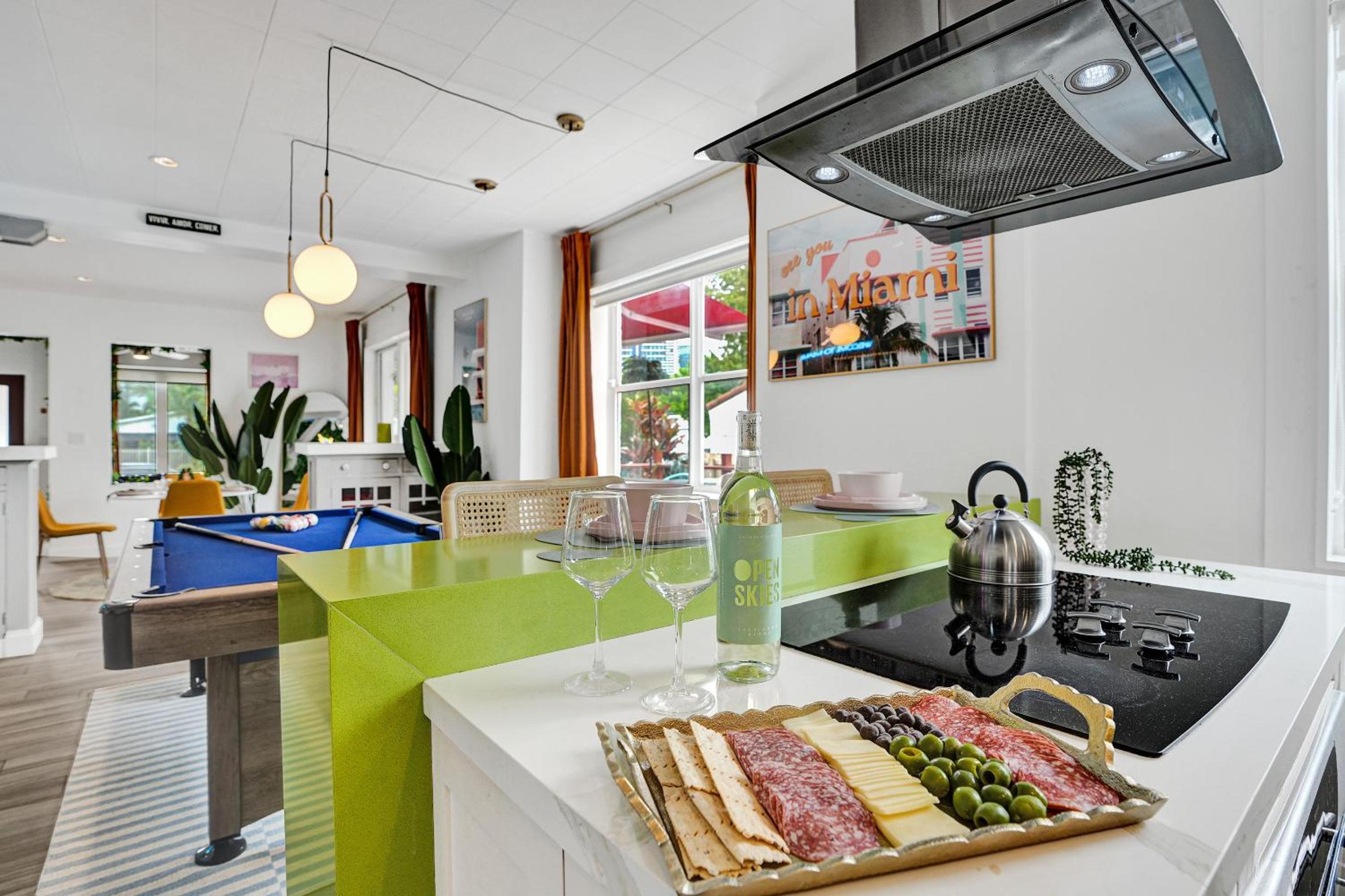 5 Mins Brickell - Pool & Billiards - Retro Miami
