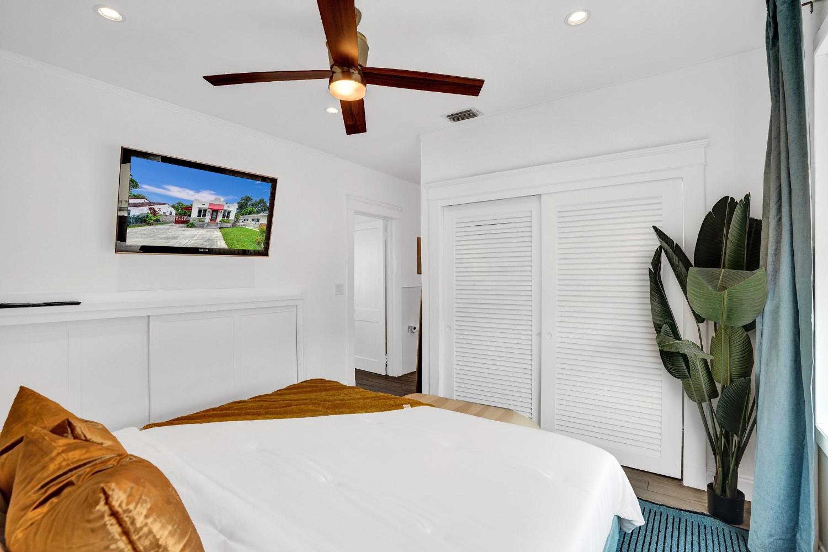 5 Mins Brickell - Pool & Billiards - Retro Miami