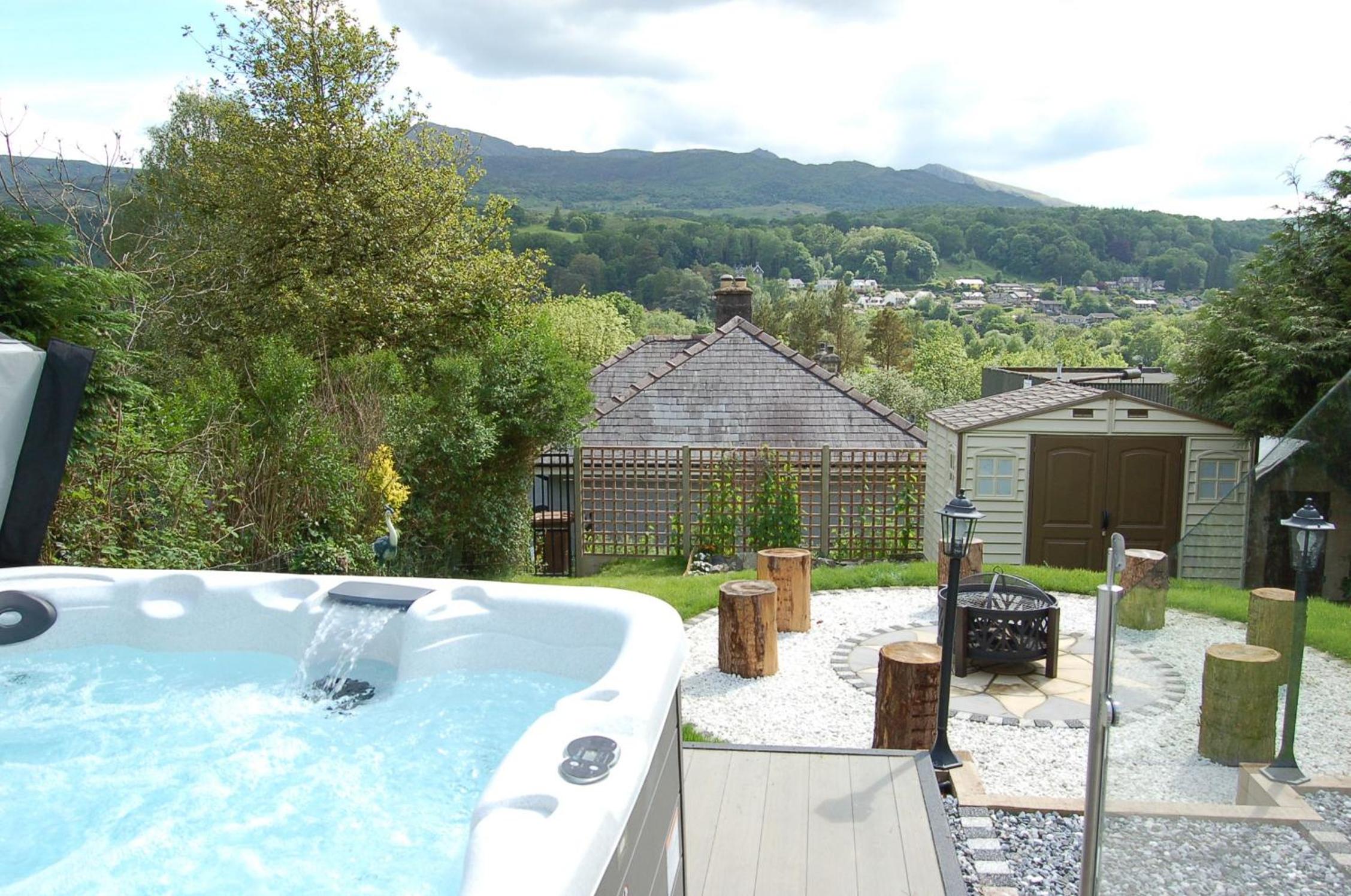 Eryri Snowdonia Premier Family Retreat with Hot Tub and Fire Pit