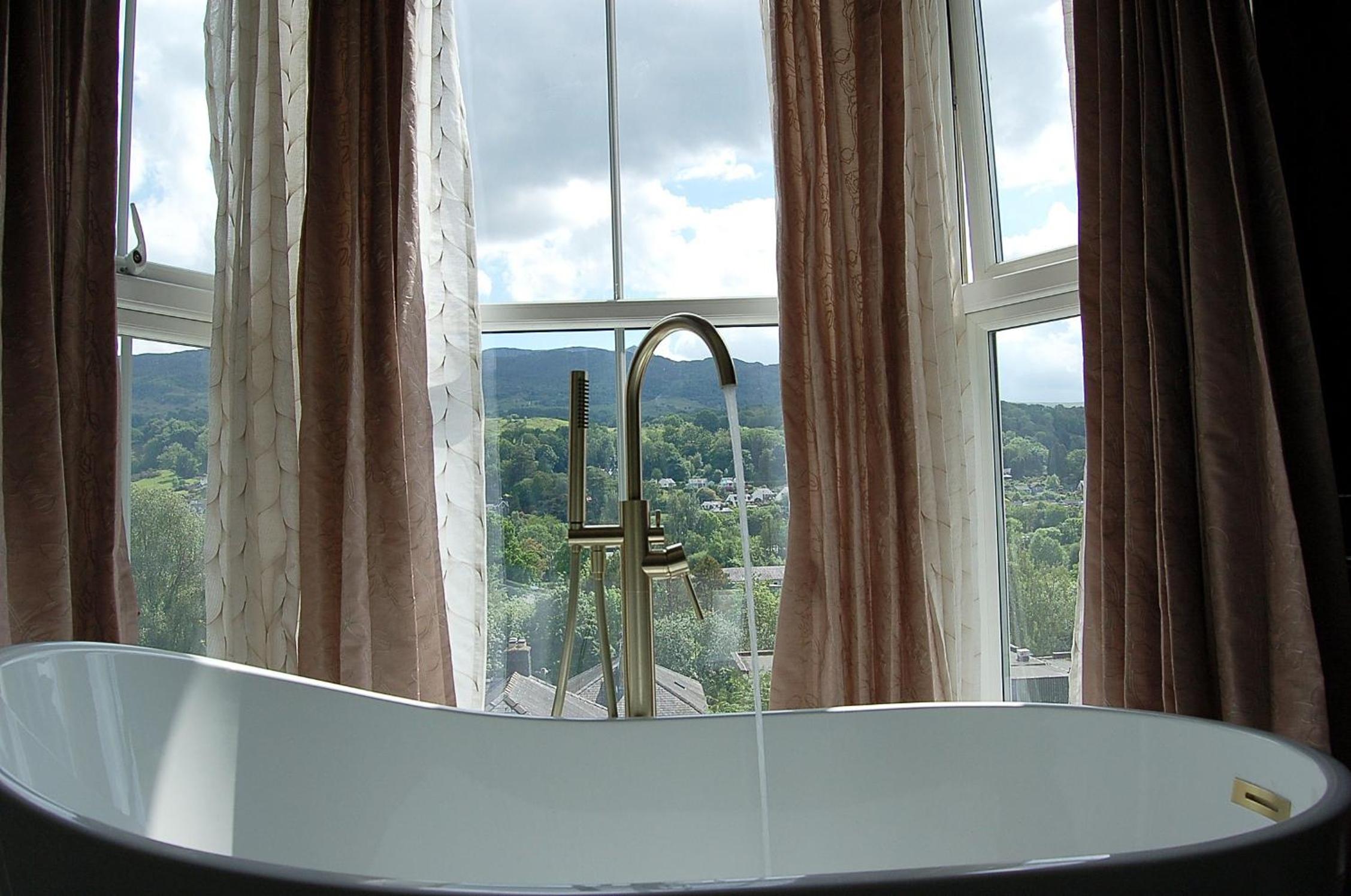 Eryri Snowdonia Premier Family Retreat with Hot Tub and Fire Pit