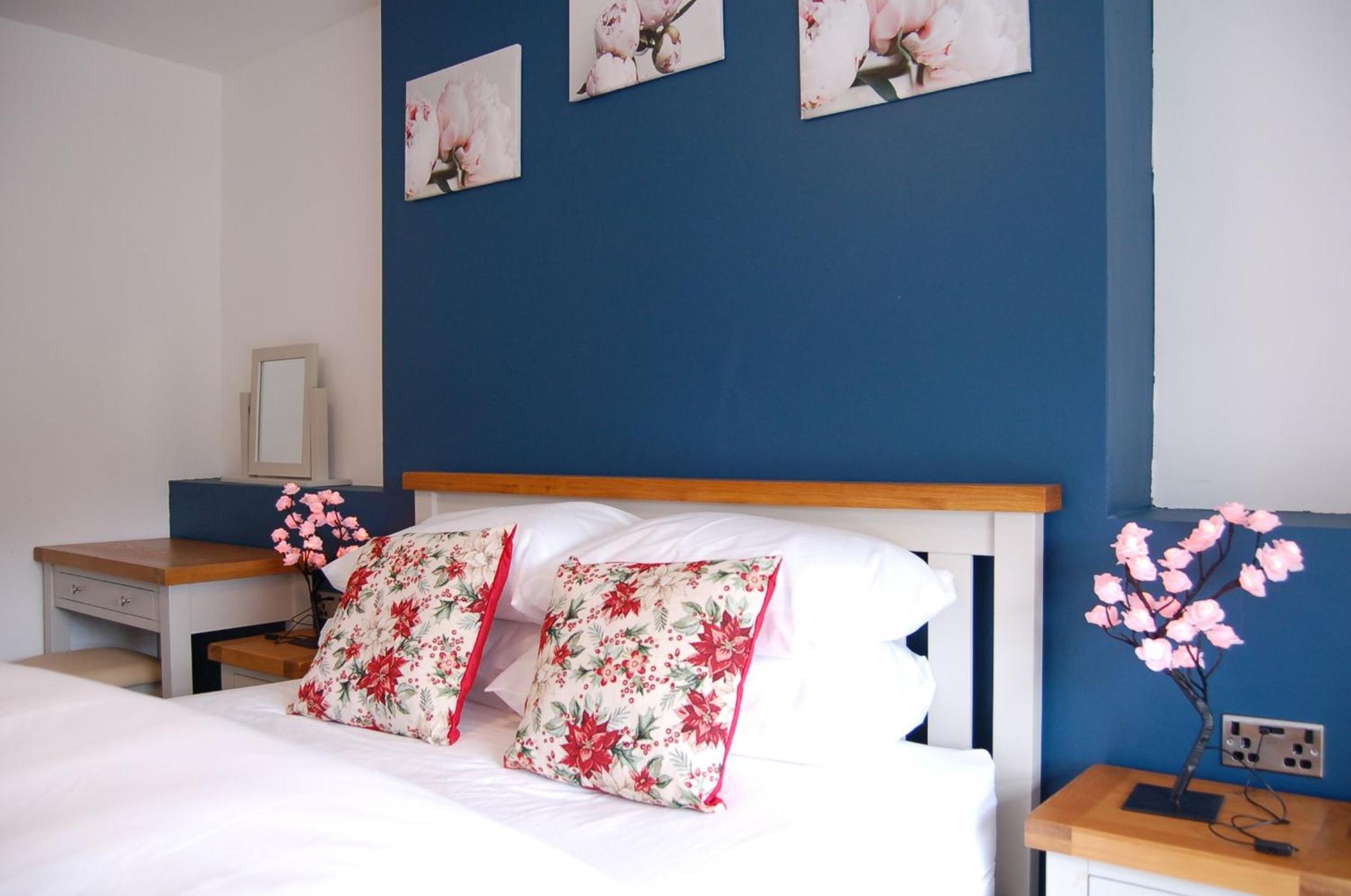 Eryri Snowdonia Premier Family Retreat with Hot Tub and Fire Pit