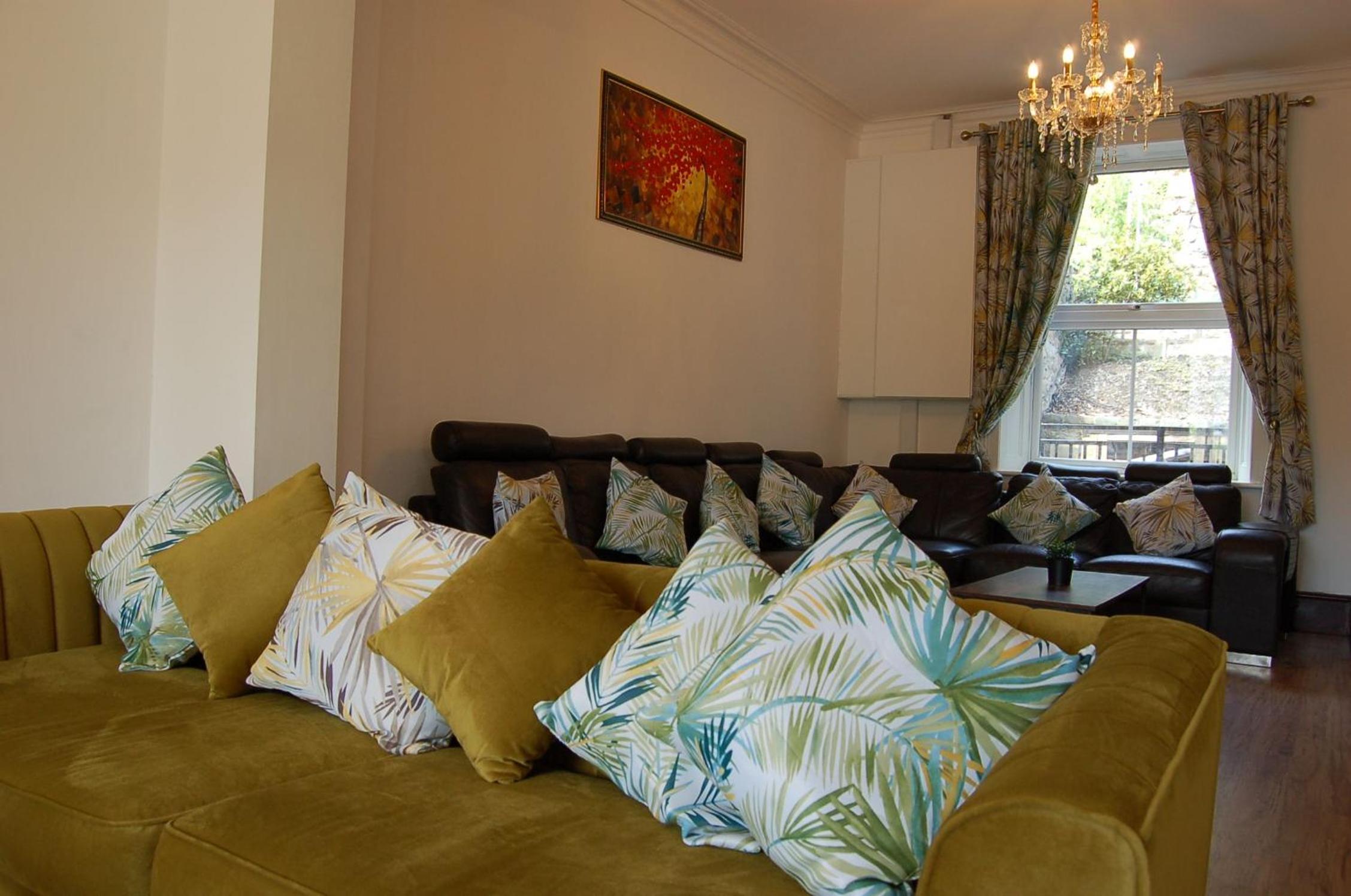 Eryri Snowdonia Premier Family Retreat with Hot Tub and Fire Pit