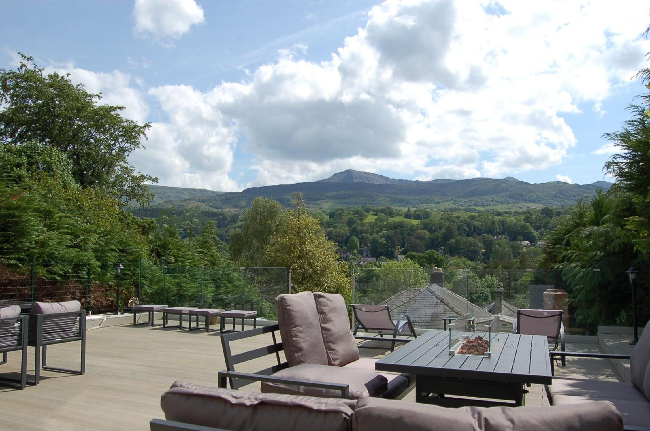 Eryri Snowdonia Premier Family Retreat with Hot Tub and Fire Pit