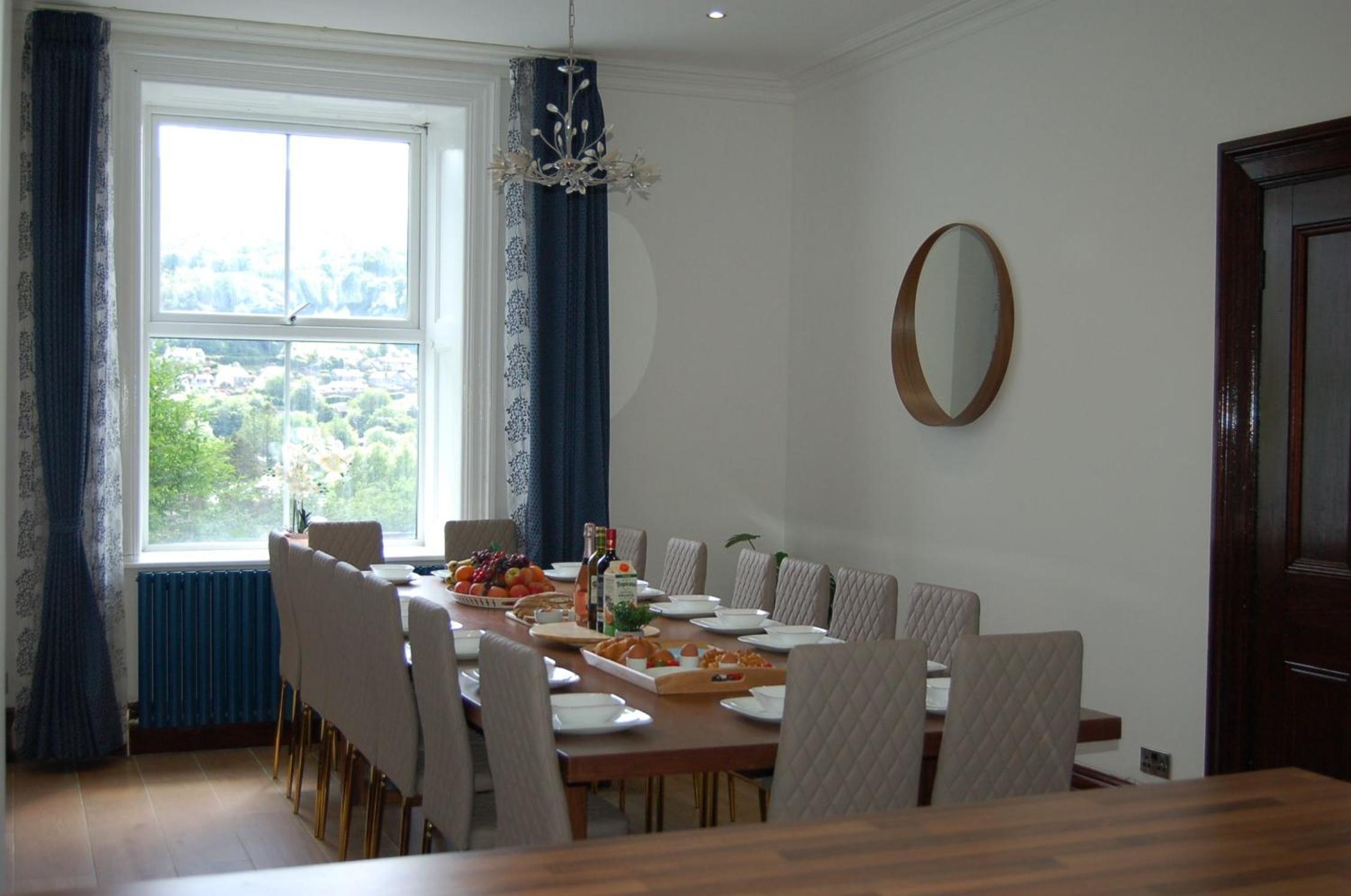 Eryri Snowdonia Premier Family Retreat with Hot Tub and Fire Pit