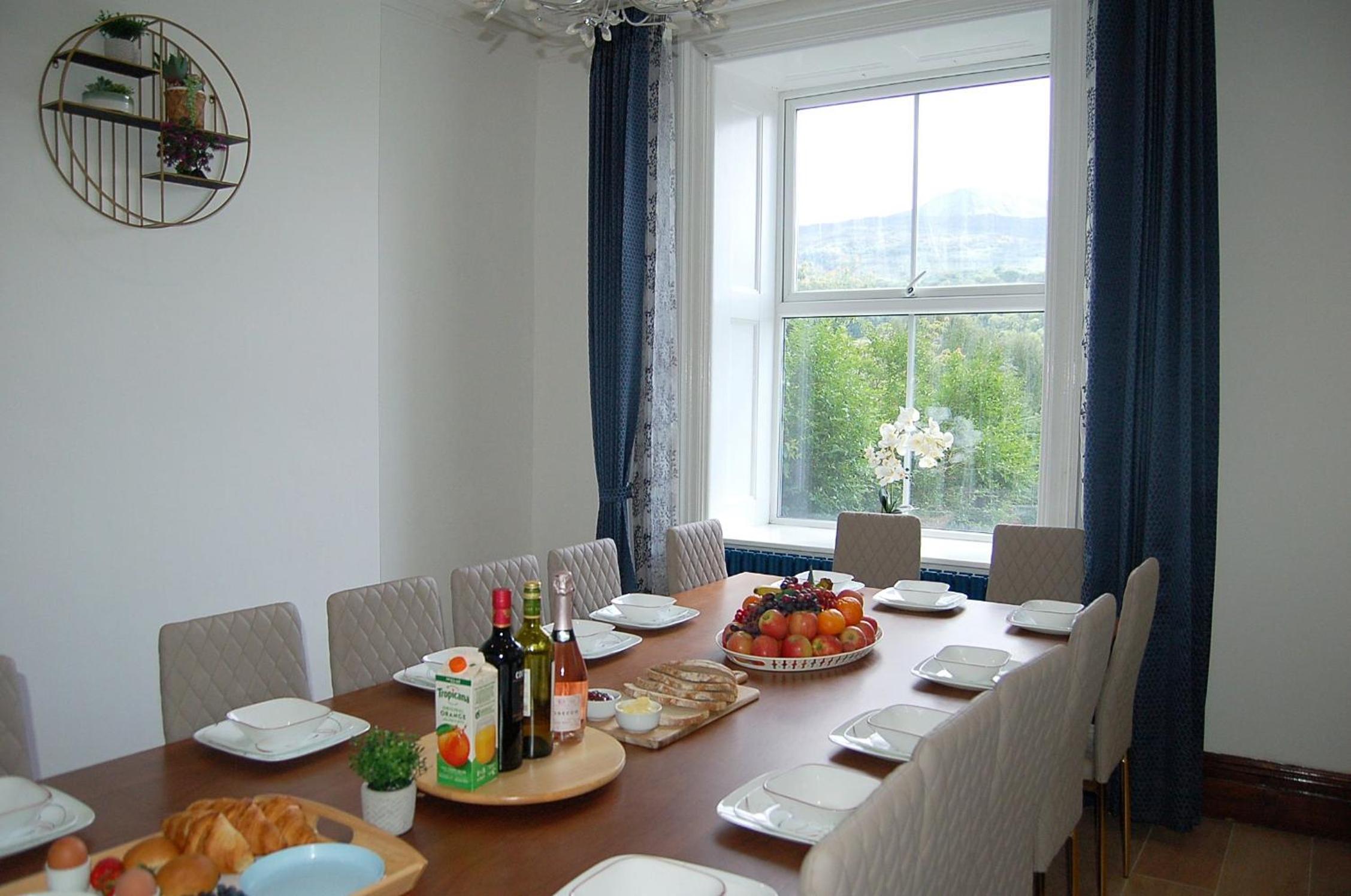 Eryri Snowdonia Premier Family Retreat with Hot Tub and Fire Pit