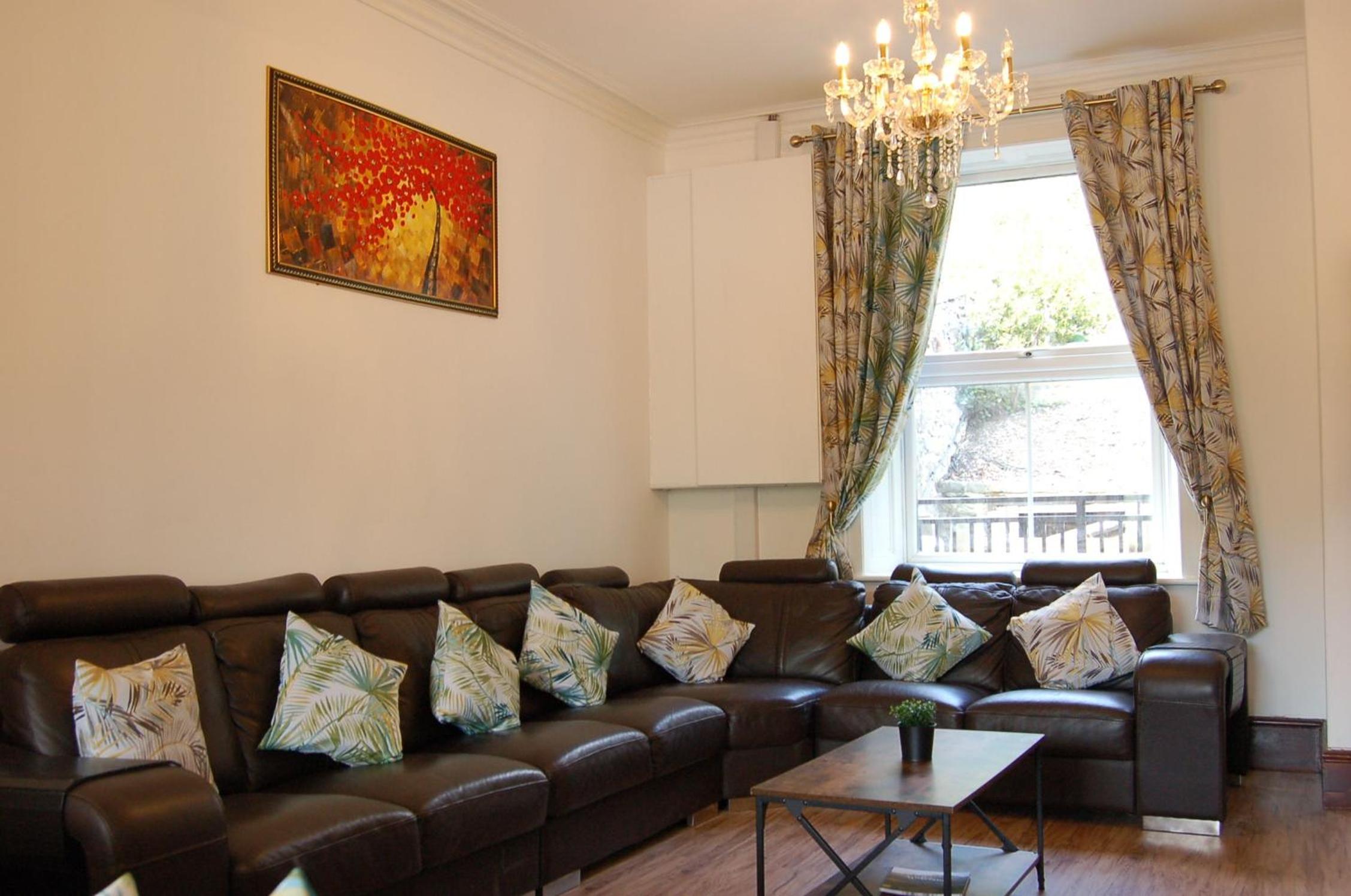 Eryri Snowdonia Premier Family Retreat with Hot Tub and Fire Pit