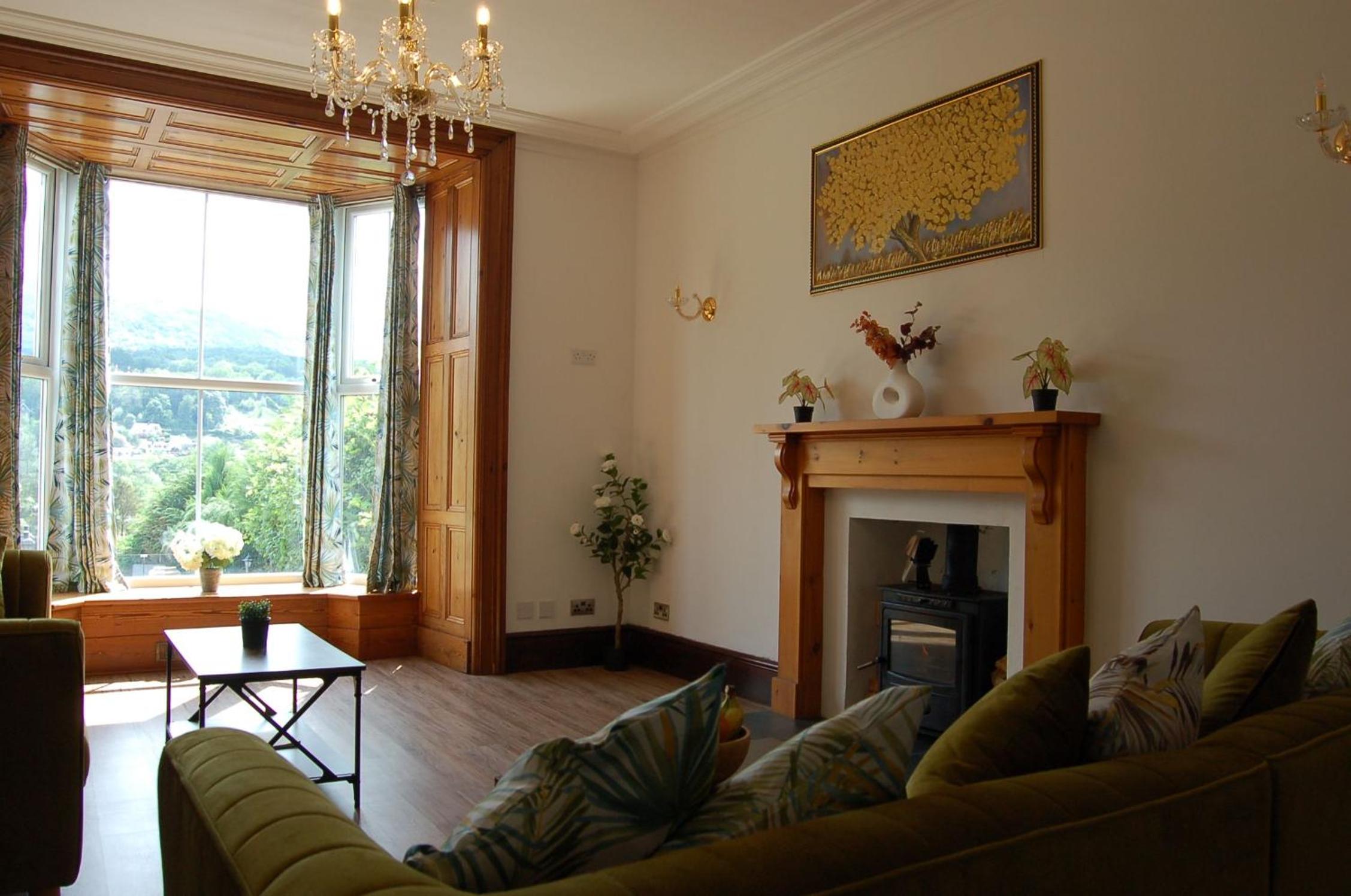 Eryri Snowdonia Premier Family Retreat with Hot Tub and Fire Pit