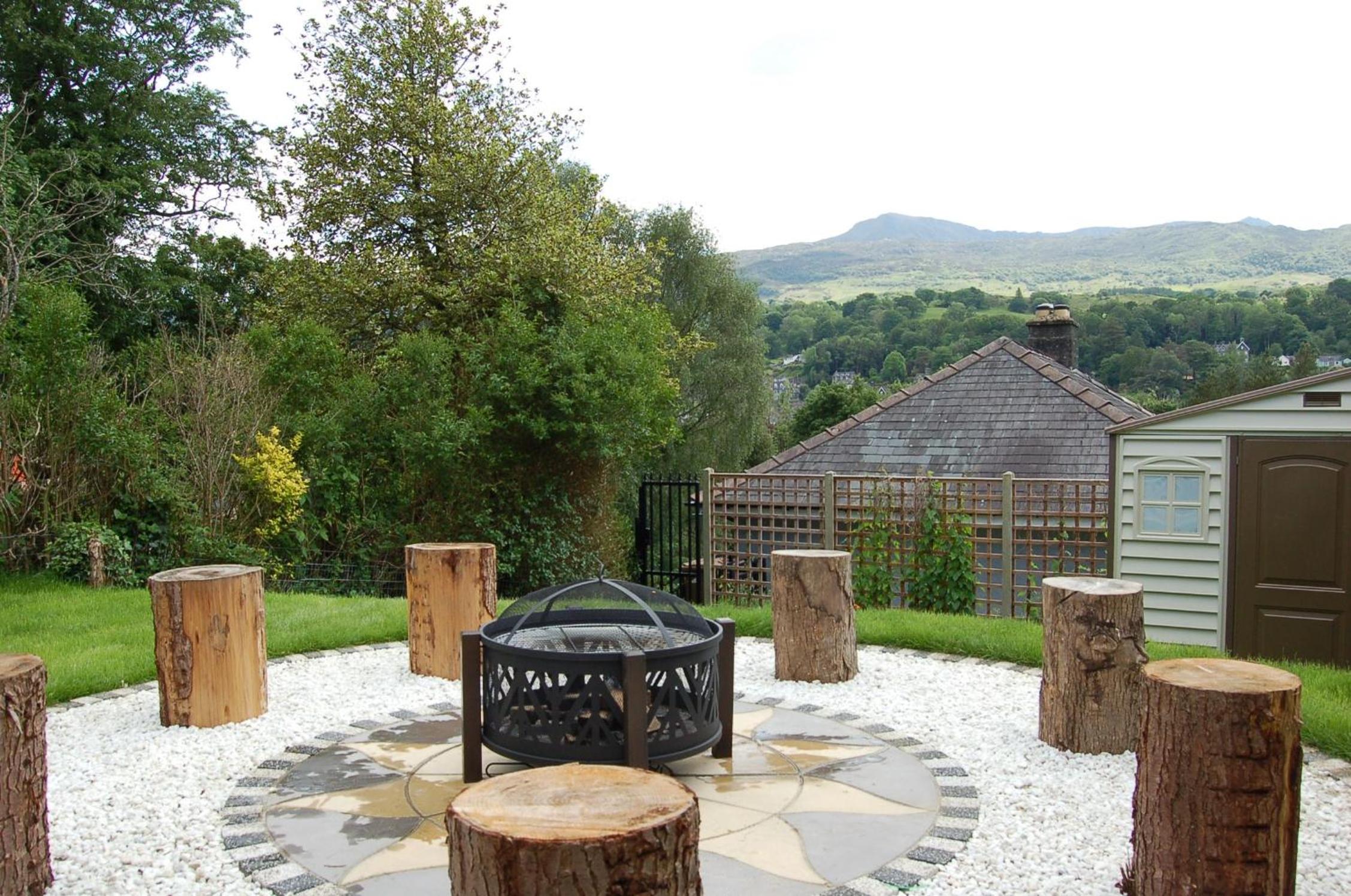 Eryri Snowdonia Premier Family Retreat with Hot Tub and Fire Pit