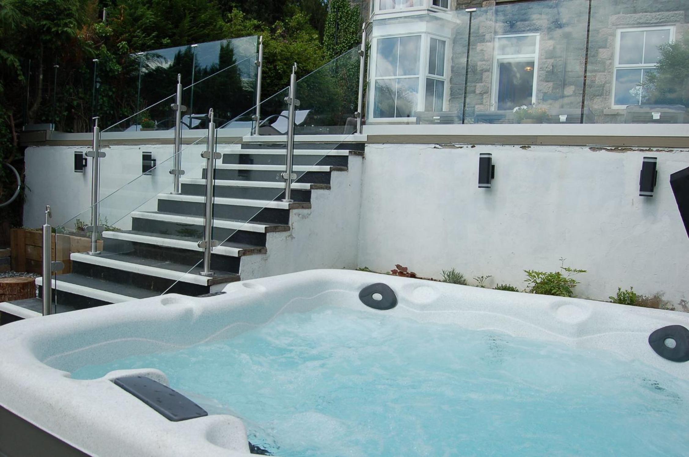 Eryri Snowdonia Premier Family Retreat with Hot Tub and Fire Pit