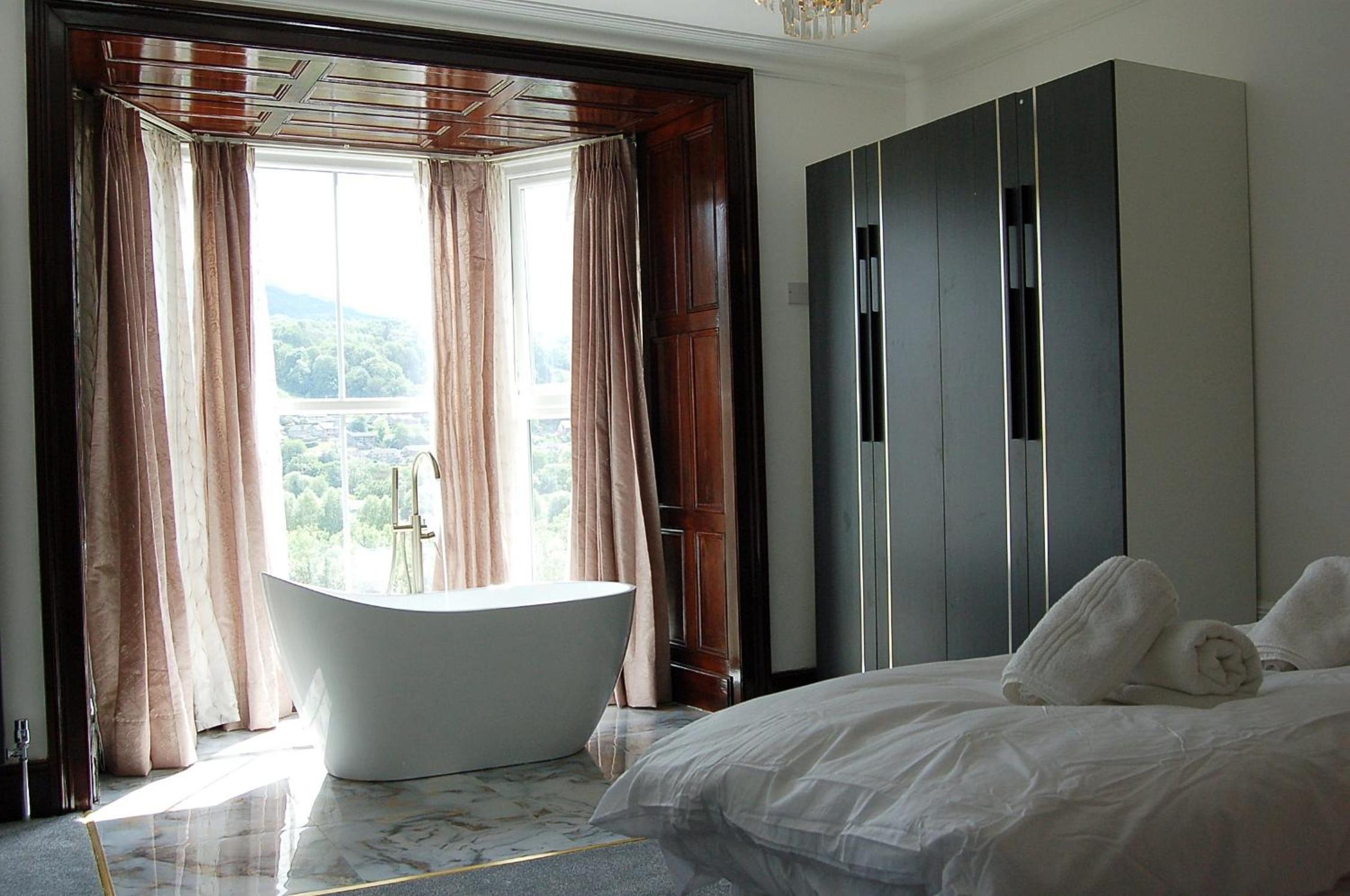 Eryri Snowdonia Premier Family Retreat with Hot Tub and Fire Pit