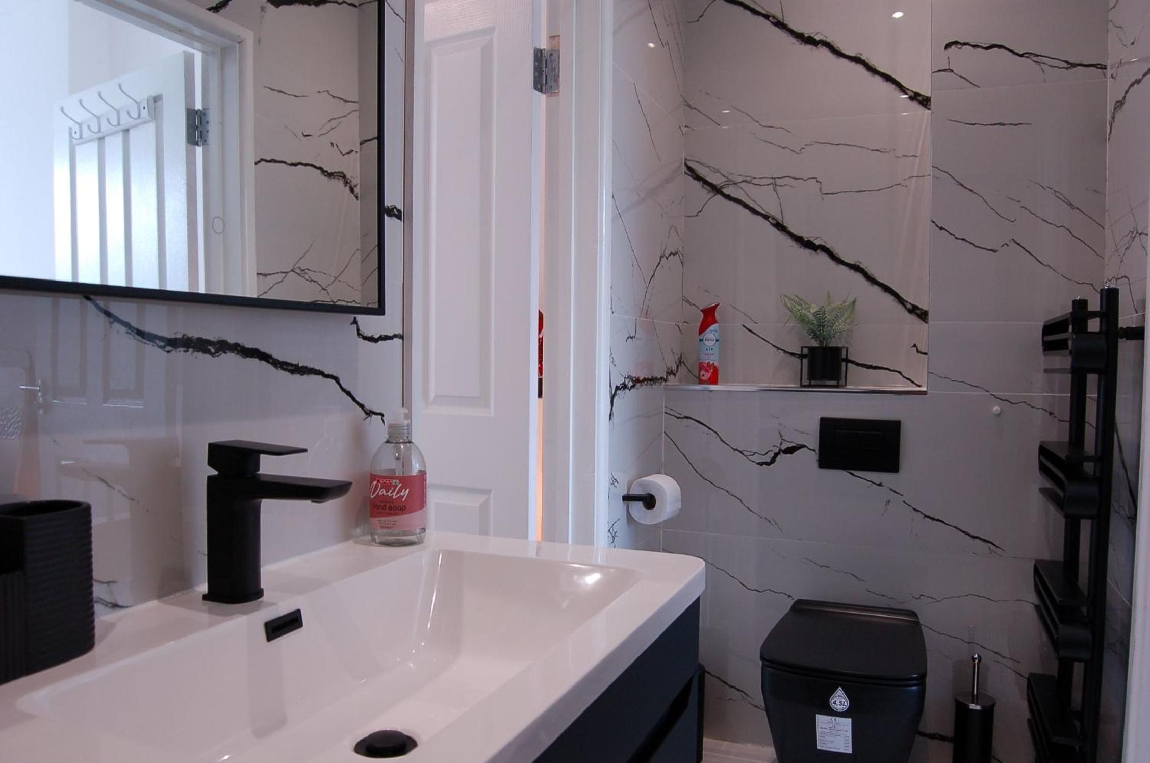 Eryri Snowdonia Premier Family Retreat with Hot Tub and Fire Pit