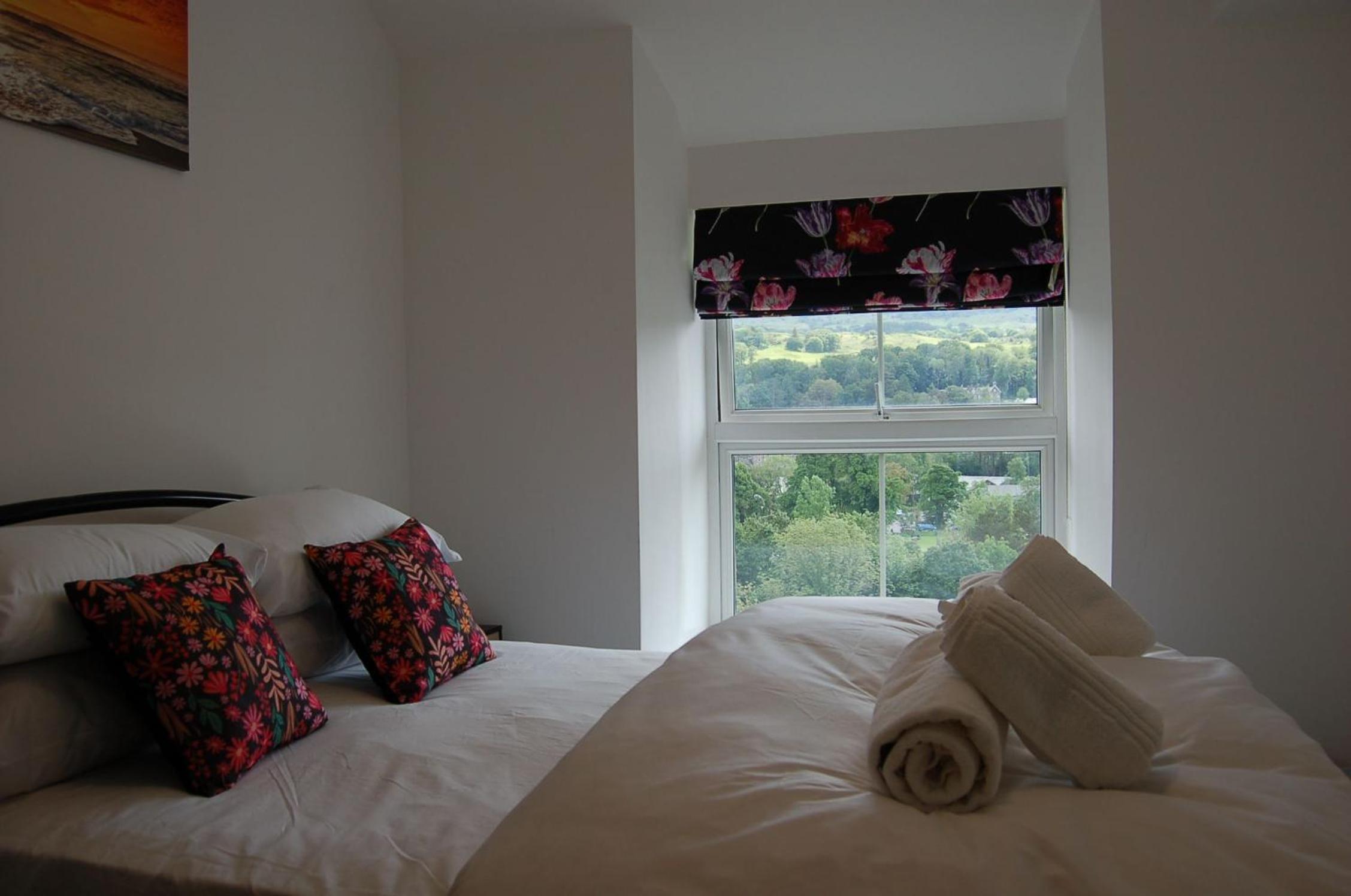 Eryri Snowdonia Premier Family Retreat with Hot Tub and Fire Pit
