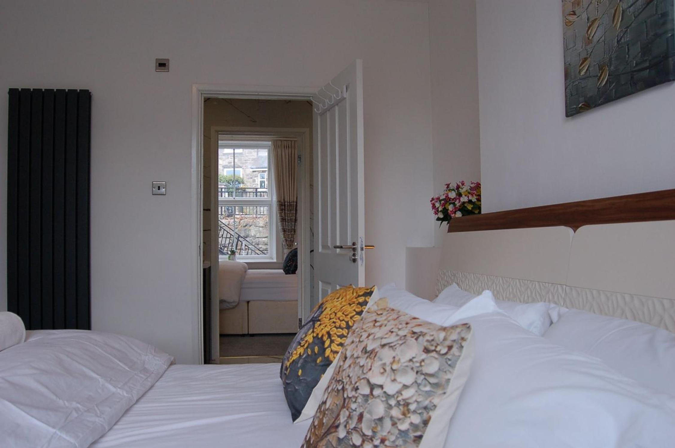 Eryri Snowdonia Premier Family Retreat with Hot Tub and Fire Pit