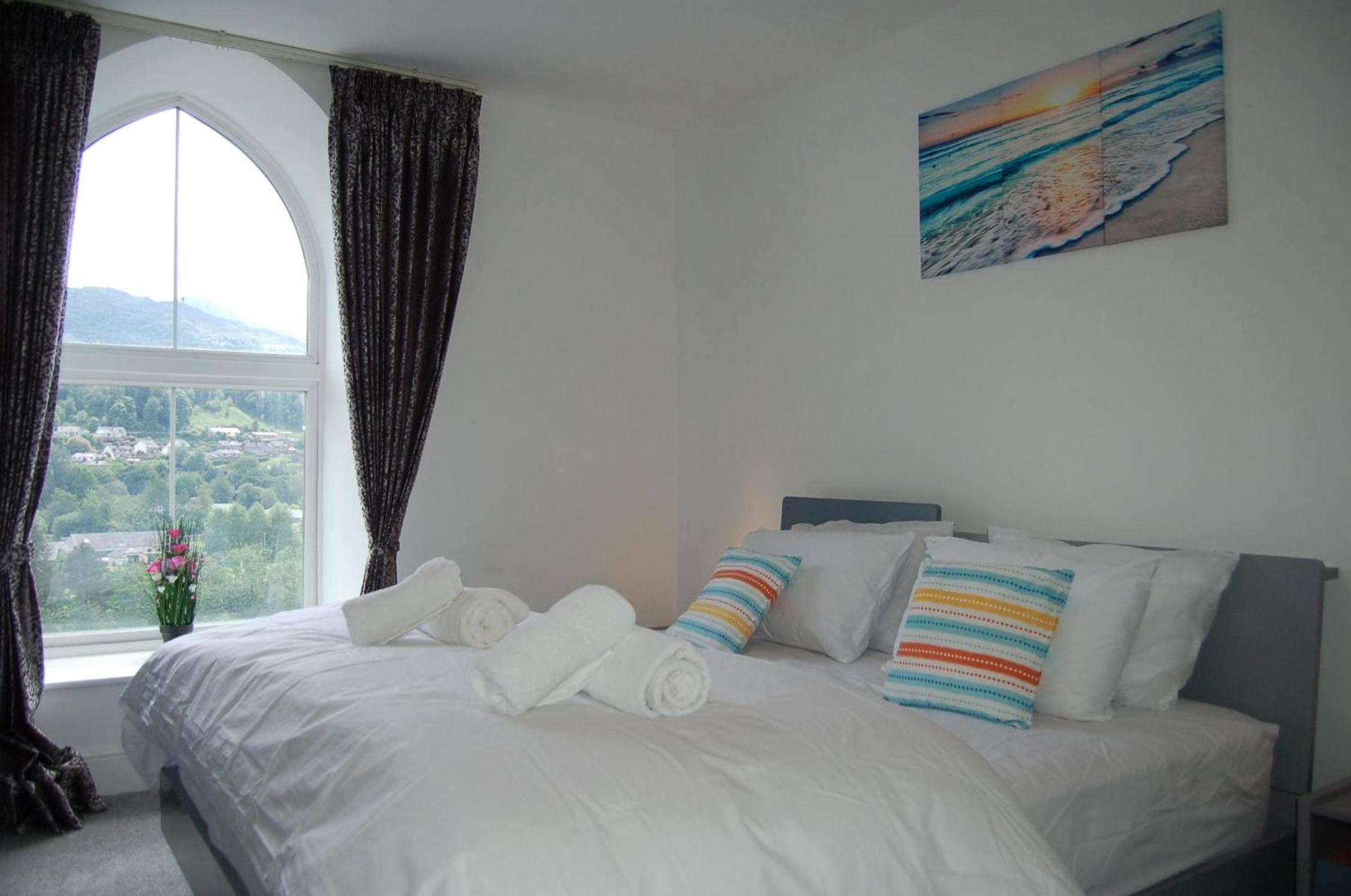 Eryri Snowdonia Premier Family Retreat with Hot Tub and Fire Pit