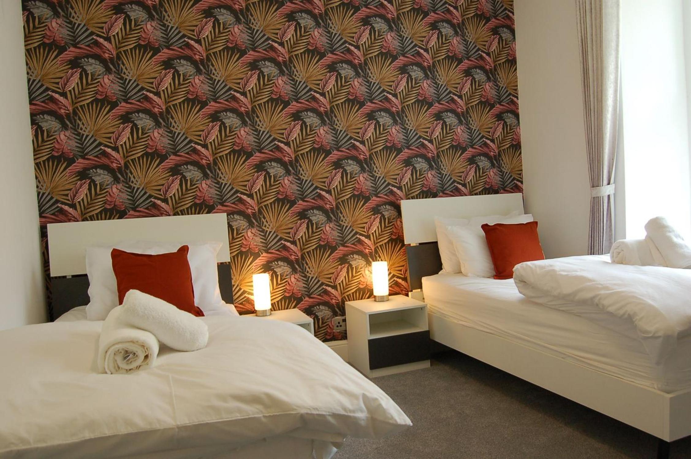 Eryri Snowdonia Premier Family Retreat with Hot Tub and Fire Pit