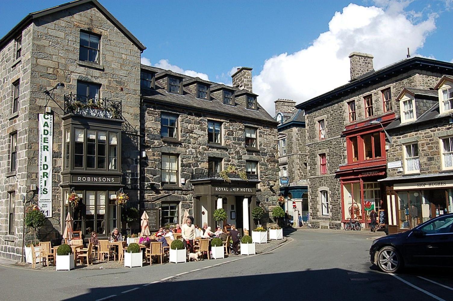 Eryri Snowdonia Premier Family Retreat with Hot Tub and Fire Pit