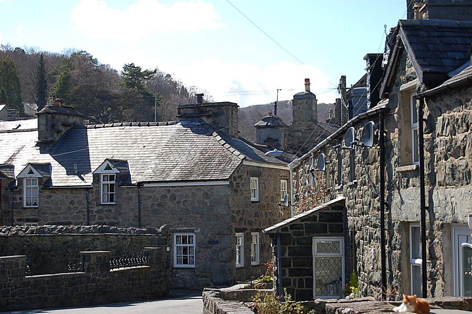 Eryri Snowdonia Premier Family Retreat with Hot Tub and Fire Pit