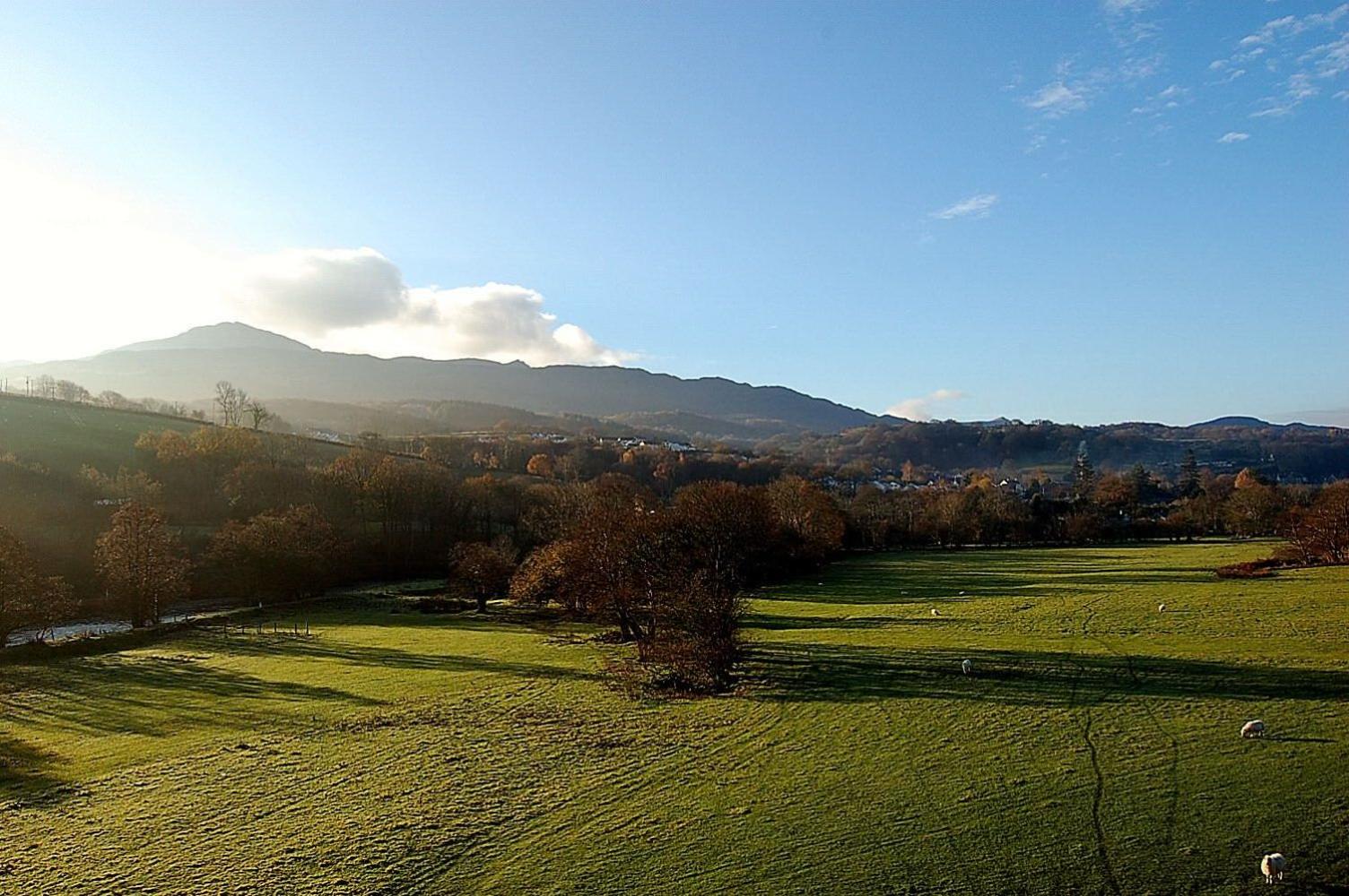 Eryri Snowdonia Premier Family Retreat with Hot Tub and Fire Pit