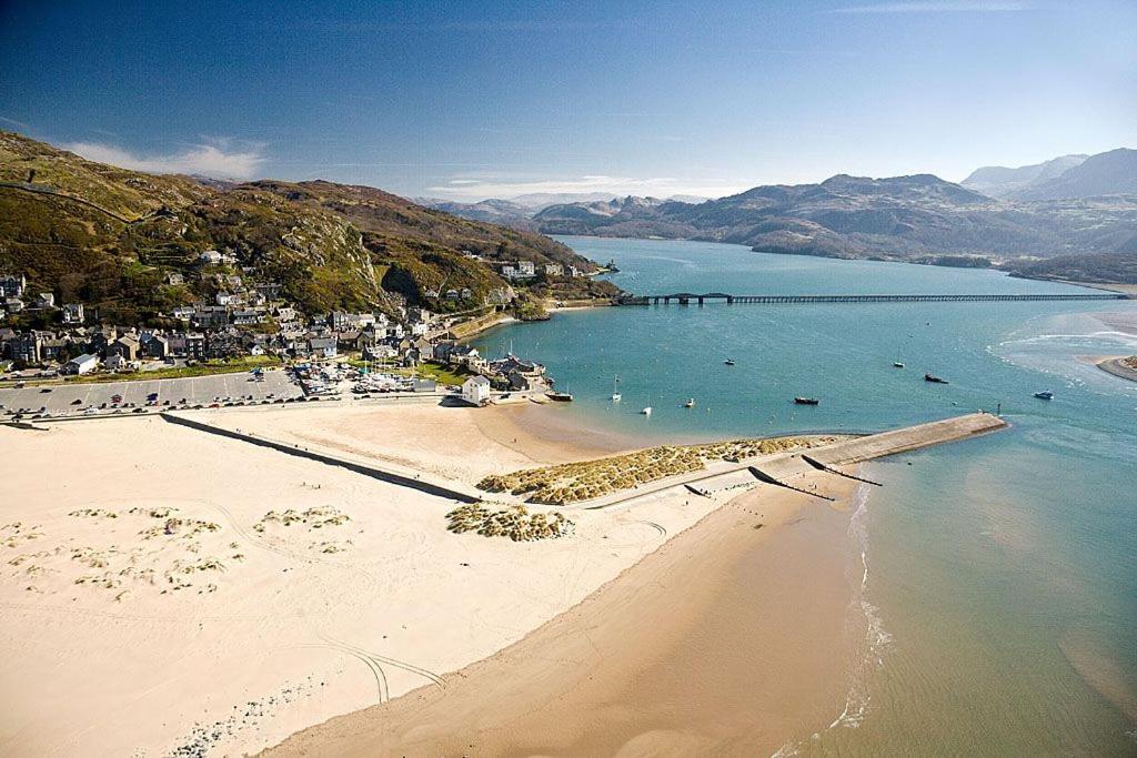 Eryri Snowdonia Premier Family Retreat with Hot Tub and Fire Pit
