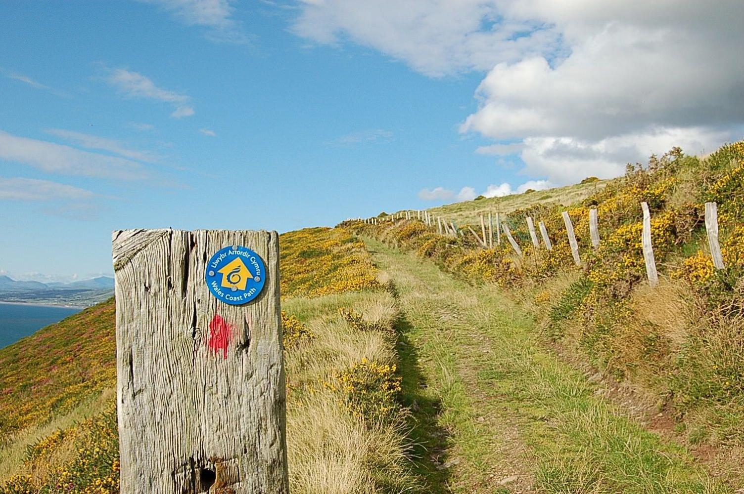 Eryri Snowdonia Premier Family Retreat with Hot Tub and Fire Pit