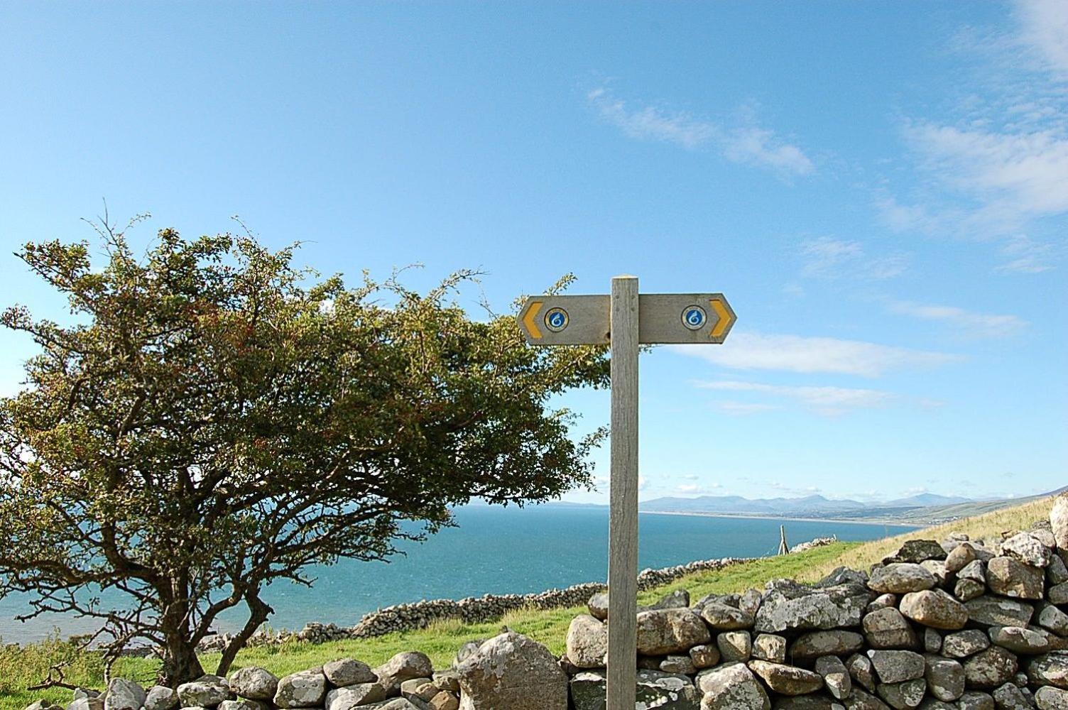 Eryri Snowdonia Premier Family Retreat with Hot Tub and Fire Pit