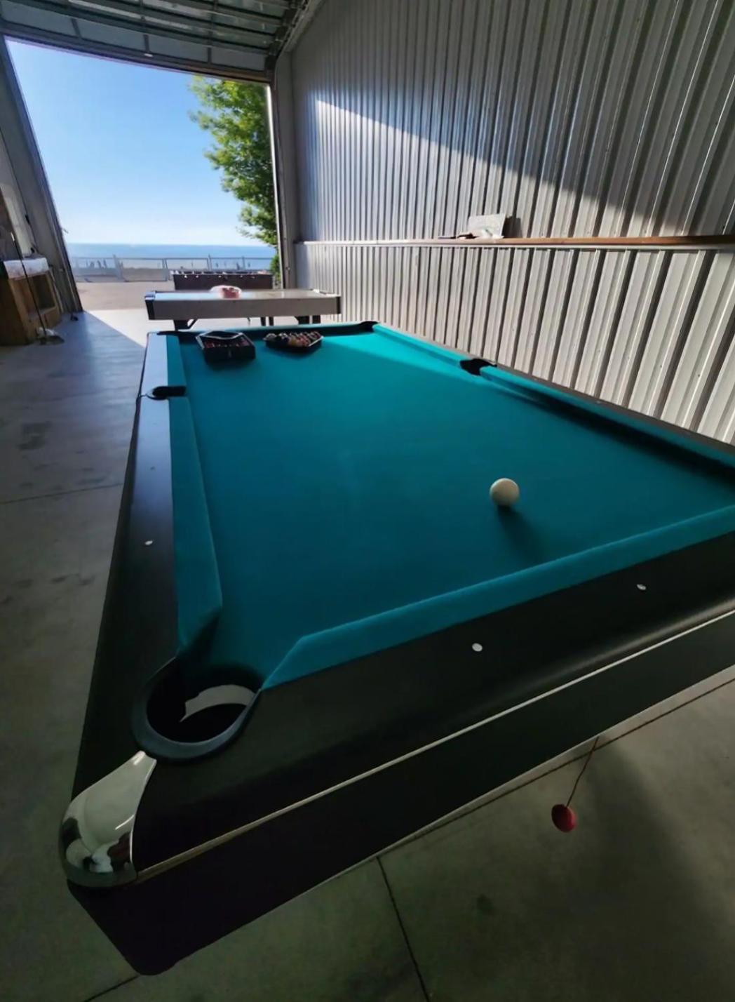 Shoreline Palace - 6 Bed, 3 Bath, Beachfront, Swim spa, Pool table