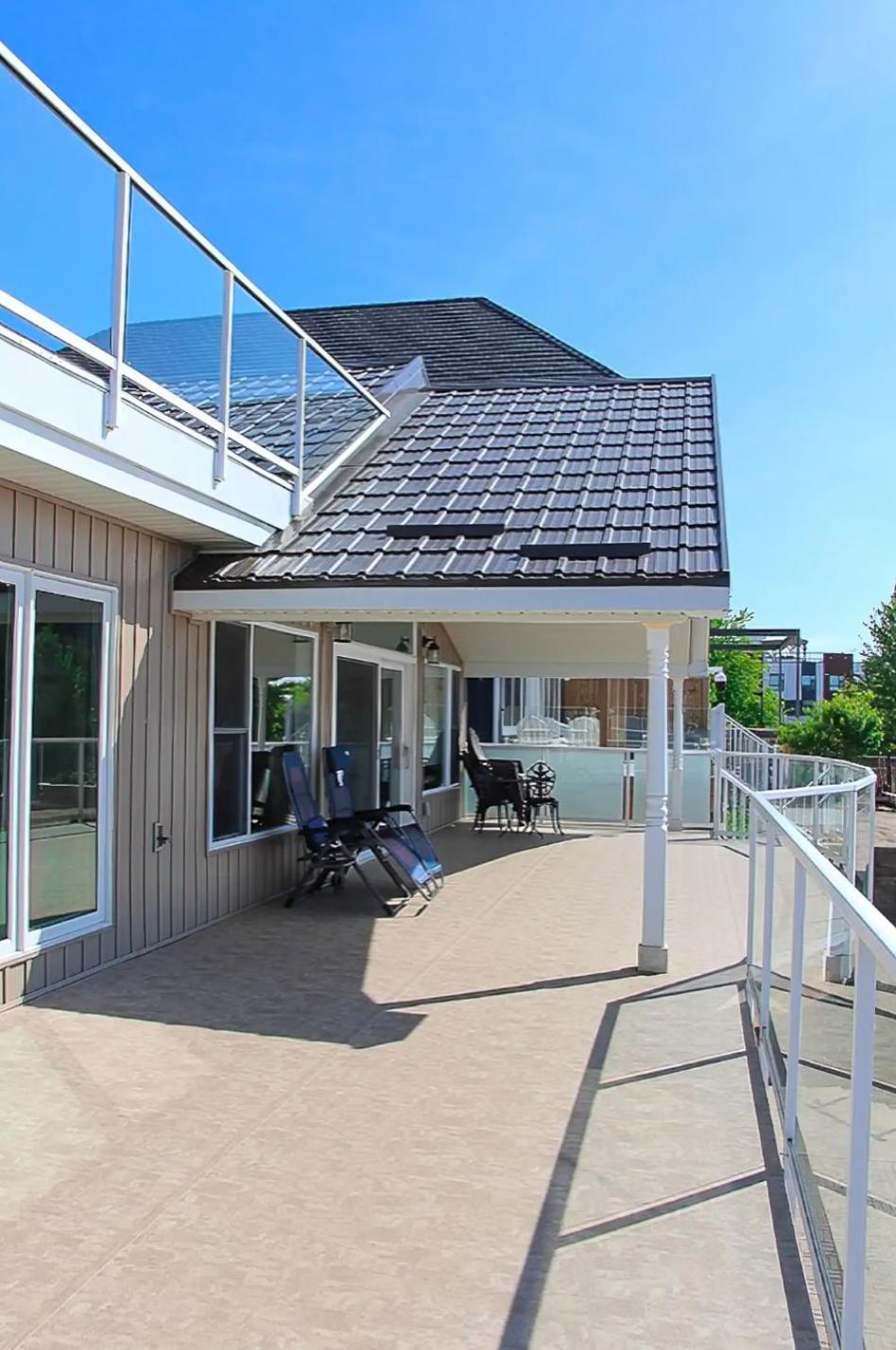 Shoreline Palace - 6 Bed, 3 Bath, Beachfront, Swim spa, Pool table