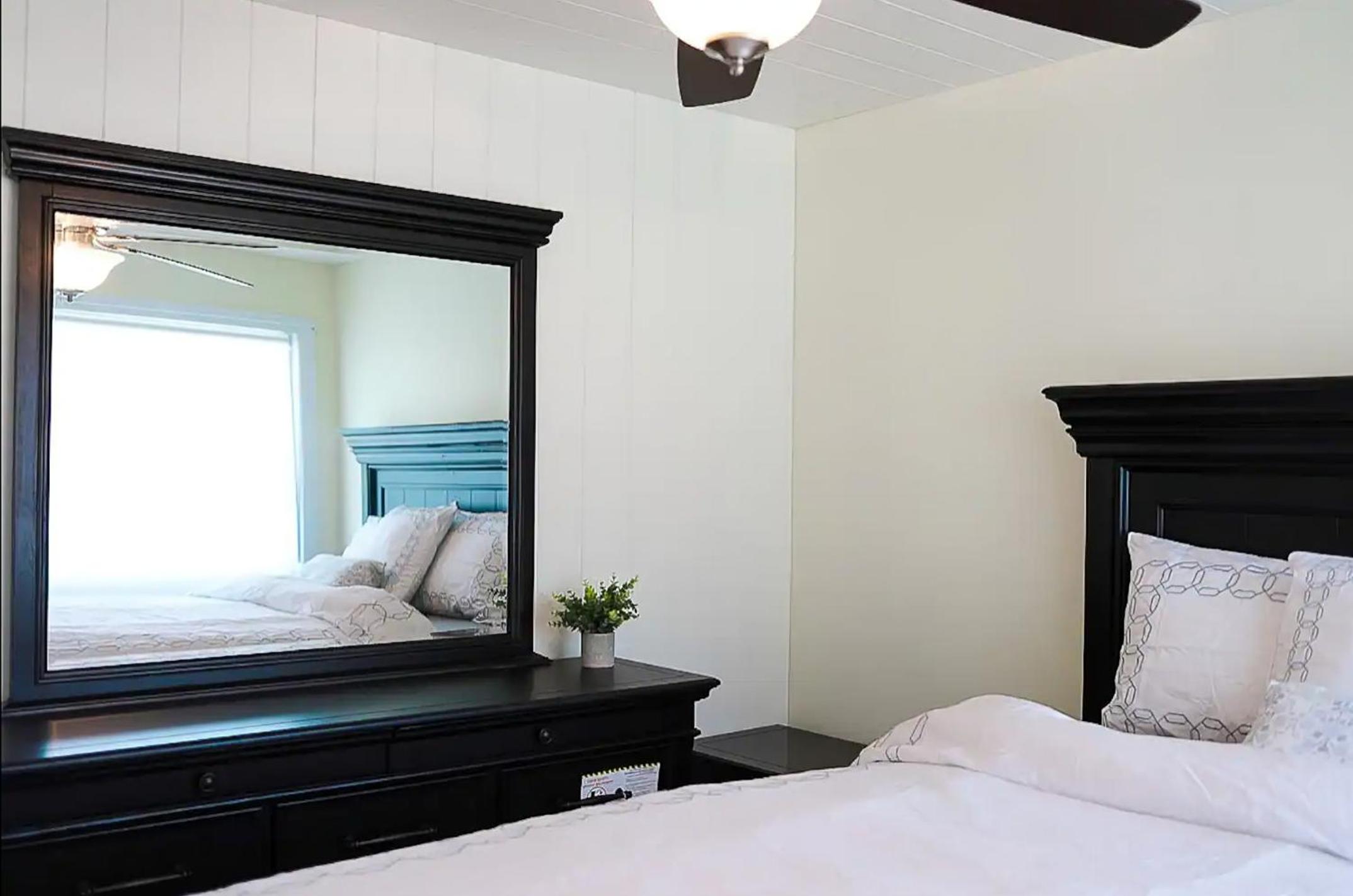 Shoreline Palace - 6 Bed, 3 Bath, Beachfront, Swim spa, Pool table